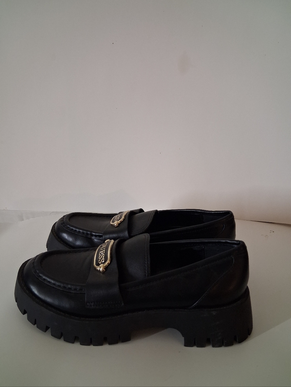 GUESS Black Leather Loafers Gold Logo Detail Size 6.5 Chic Classic Shoes